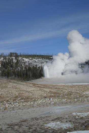USA WY YellowstoneNP 2004NOV01 OldFaithful 030